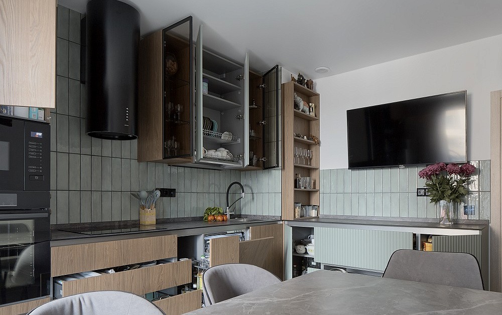 Шелфейно-древесная кухня с открытым хранением