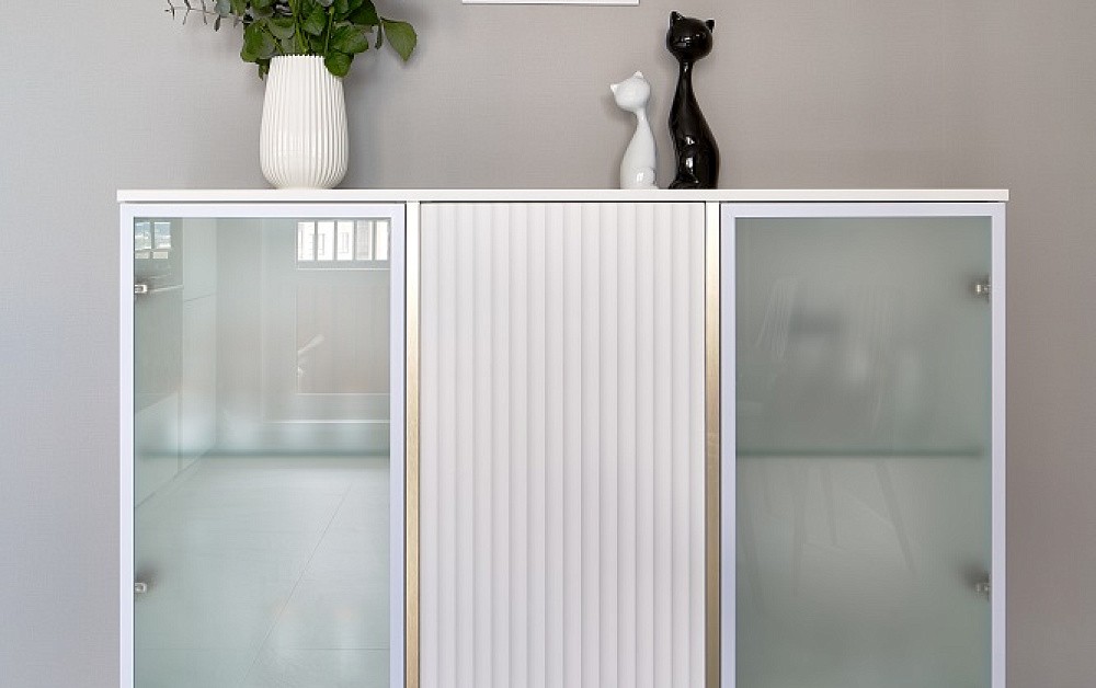 Белоснежная кухня с золотой фурнитурой