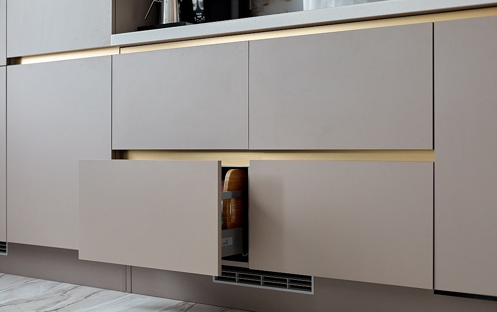 Роскошная песочная кухня с мраморно-золотыми акцентами